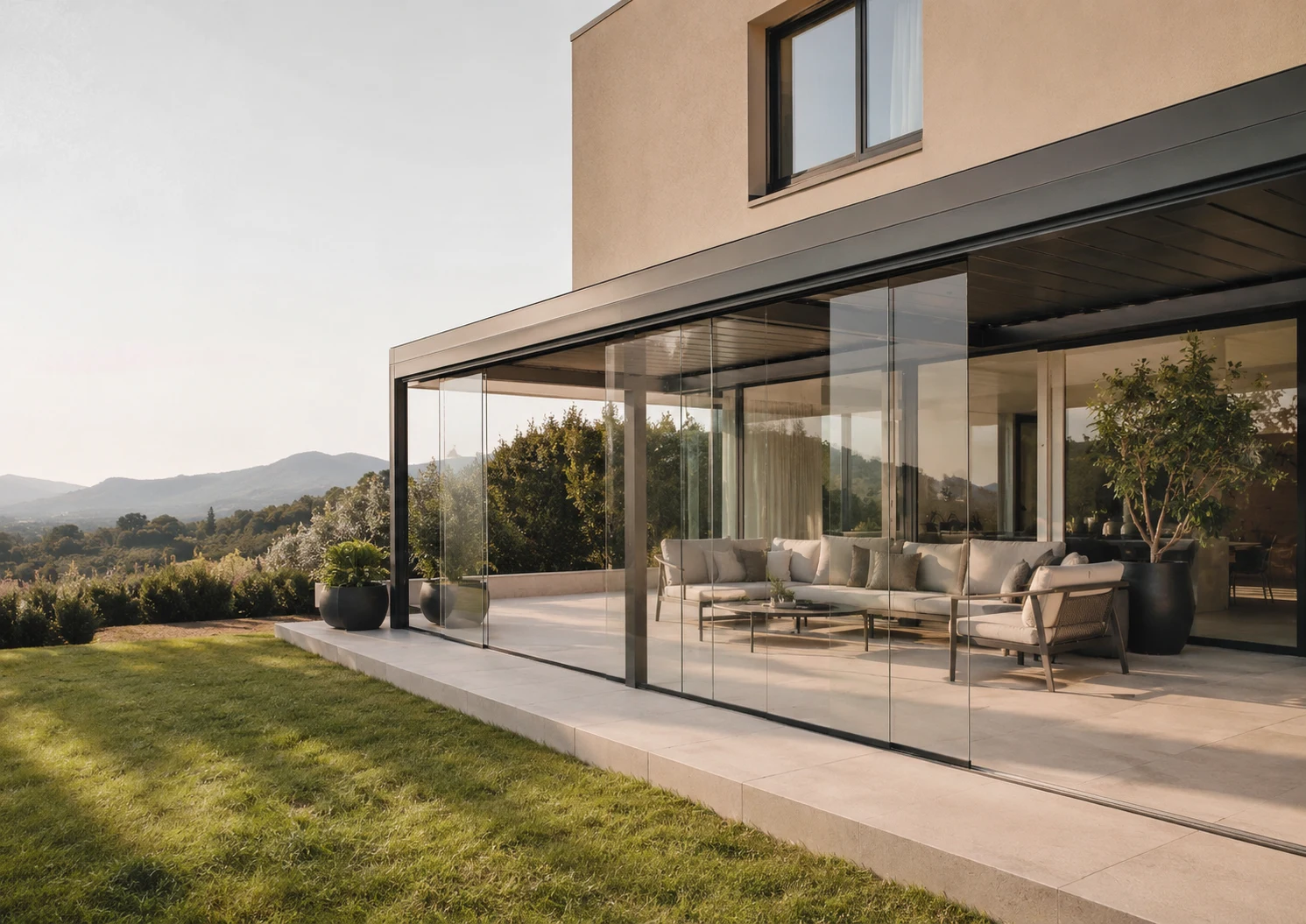 Gläserner seitlicher Abschluss einer Terrassenüberdachung am Haus