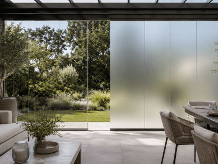 Klarglas und Milchglas bei einer Glasschiebewand für Terrasse im Vergleich