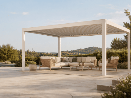 AirCube Lamellendach-Pergola Pflege und Reinigung auf moderner Terrasse mit Aluminium Lamellen und Garten