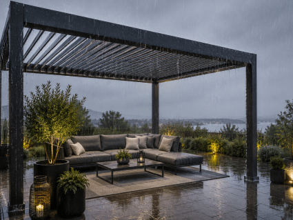Lamellendach-Pergola bei Regen mit wasserdichtem Dach und integriertem Regenablauf