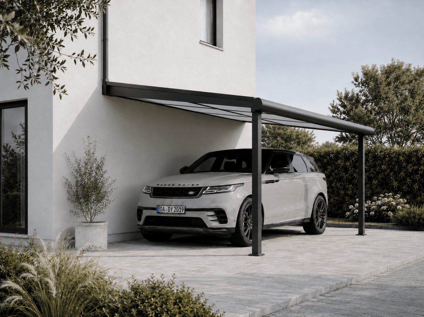 Carport mit Mattglas-Dach in Anthrazit und Range Rover Sport vor modernem Wohnhaus